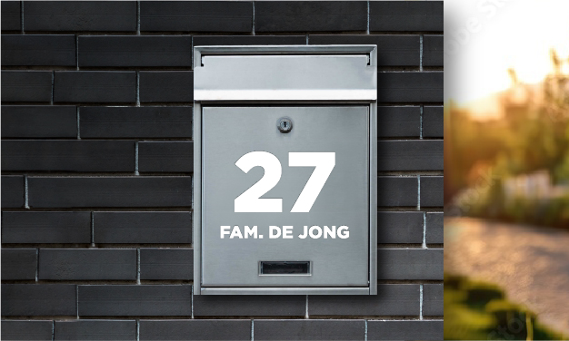 Brievenbus stickers met Huisnummer en Familienaam op muur oprit